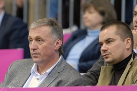 Mirek Topolánek už sedí na tenise, vedle něj přítel Marek Dalík.