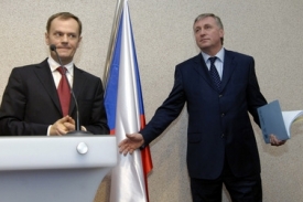 Premiér Mirek Topolánek (vpravo) a jeho polský protějšek Donald Tusk.