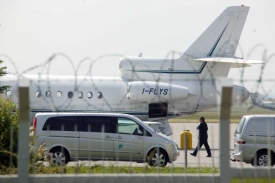 Letadlo, kterým se premiér vrátil z dovolené na Sardinii.