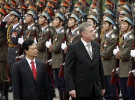 Oba premiéři před nastoupenou vietnamskou armádou.