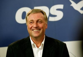 Premi&eacute;r Mirek Topol&aacute;nek.