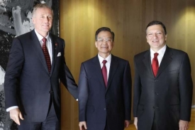 Mirek Topolánek, čínský premiér Wen Ťia-pao a Jose Manuel Barroso.