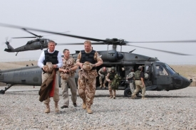 Premiér Topolánek s generálem Vlastimilem Pickem v Afghánistánu.