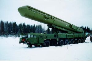 Ruský mobilní odpalovací systém s mezikontinentální raketou Topol- M