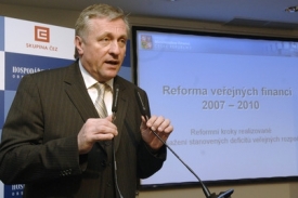 Premiér Topolánek představuje dlouho očekávanou reformu financí