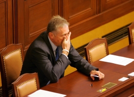Premiér Topolánek trval na hlasování vlády.