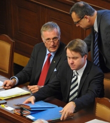 Mirek Topolánek, Martin Bursík a Miloslav Kalousek ve sněmovně.