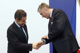 "Pod&iacute;vej, co jsem si vzal," jako by Topol&aacute;nek ř&iacute;kal Sarkozymu.