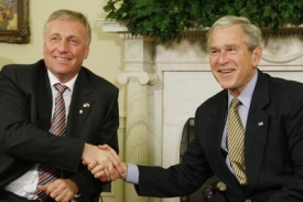 Mirek Topolánek a George Bush během Topolánkovy návštěvy USA