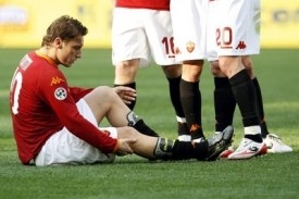 Francesco Totti zkoumá poraněnou nohu.
