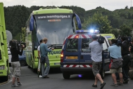 Autobus se závodníky doprovila na start osmé etapy policie.