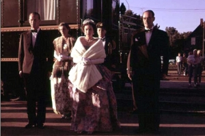Alžběta II. a princ Philip před královským vlakem.
