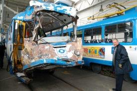 Poškozená tramvaj při tragické ostravské nehodě.