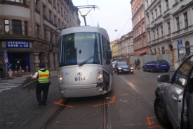 V Jindřišské ulici v centru Prahy se srazila tramvaj a auto.