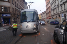 V Jindři&scaron;sk&eacute; ulici v centru Prahy se srazila tramvaj a auto.
