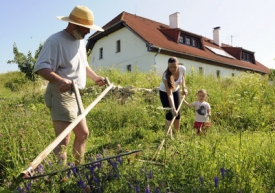 Kosení trávy na biofarmě ve Slunečné na Lipensku.