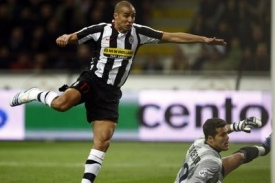 Útočník Juventusu David Trezeguet střílí vítěznou branku Interu.