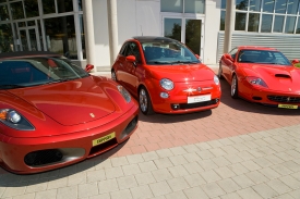 České zastoupení Ferrari nabízí jako náhradní vůz speciální Fiat 500.