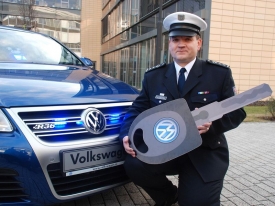 Ředitel dopravní policie Leoš Tržil třímá symbolický klíč od převzatých passatů, které podle něj „budou jezdit ve dne v noci“.