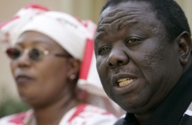 Z voleb vyštvaný vůdce opoziční MDC Tsvangirai.