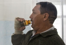 Tuberkulózní vězeň, držený na izolaci, užívá léky.