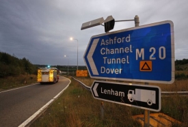 Záchranářský vůz v hrabství Kent směřuje do tunelu.