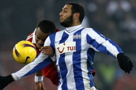 Tunisan Yassine Chikhaoui v utkání proti Hamburku.