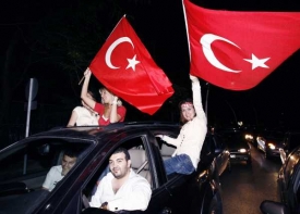 Fanoušci v Ankaře mávají tureckými vlajkami a slaví postup.