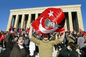 Desítky tisíc protestantů u Atatürkova mauzolea v Ankaře.
