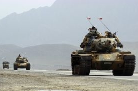 Turecké tanky na pozadí hor Kurdistánu.
