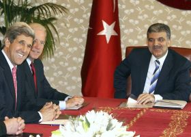 Přátelé ve zbrani. Turecký prezident (vpravo) a americkými kogresmany