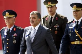Prezident Gül obklopen leteckými generály na vojenské promoci