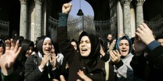Nespokojené muslimky před univerzitou v Istanbulu.