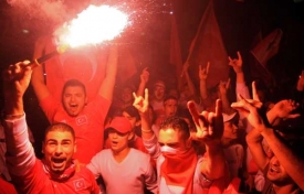 Turečtí fanoušci v Berlíně bouřlivě oslavují vítězství nad Chorvatskem