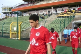 Hráči Türkiyemsporu Berlín nastupují k zápasu.