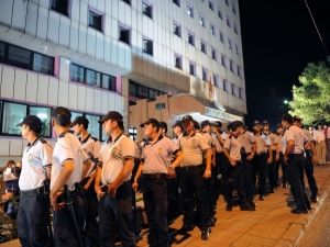 Turečtí policisté čekají připraveni před budovou ústavního soudu.