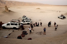 Turisté v poušti jihozápadního Egypta.