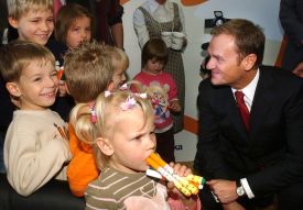 Donald Tusk s dětmi na předvolebním setkání