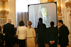 Václav Klaus ve Španělském sále se svými nejbližšími.