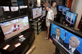 Duel prezidentských kandidátů, nebo sport? V obchodě s televizory.