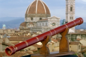 Replika Galileova dalekohledu na pozadí Florencie.