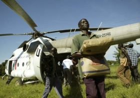 Vrtulník OSN přiváží do Ugandy humanitární pomoc
