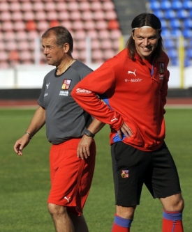 Tomáš Ujfaluši (vpravo) a Trenér Petr Rada na pondělním tréninku.
