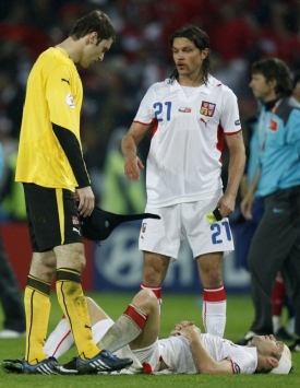 Tomáš Ujfaluši (vpravo) Petr Čech a Jan Polák po zápase s Tureckem.