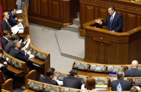 Šéf opoziční proruské Strany regionů Janukovyč mluví v parlamentu.