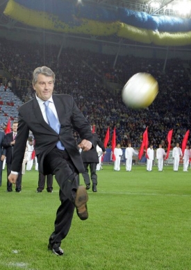 Prezidet Juščenko otevírá symbolickým výkopem nový stadion Dněpr.