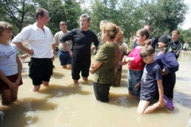 Prezident Juščenko se přišel přesvědčit, jaké škody voda napáchala.