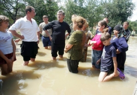Za postiženými vesničany vyrazil i ukrajinský prezident Juščenko.