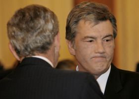Kyselý Juščenkův výraz. Setkání s Georgem Bushem v Bukurešti.