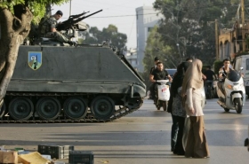 Obyvatelé Bejrútu se učí žít ve společnosti tanků.